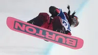 La snowboarder china Liu Jiayu sufre una escalofriante caída en la clasificación olímpica y es retirada en camilla