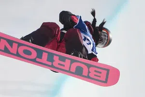 La snowboarder china Liu Jiayu sufre una escalofriante caída en la clasificación olímpica y es retirada en camilla