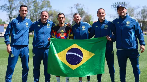 Vinicius Lima con el cuerpo técnico de América | X: @ClubAmerica