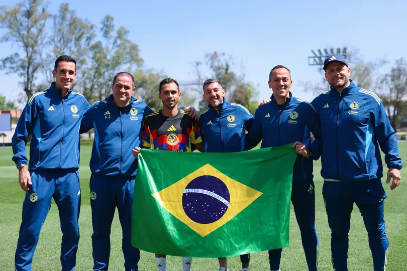 Vinicius Lima con el cuerpo técnico de América | X: @ClubAmerica