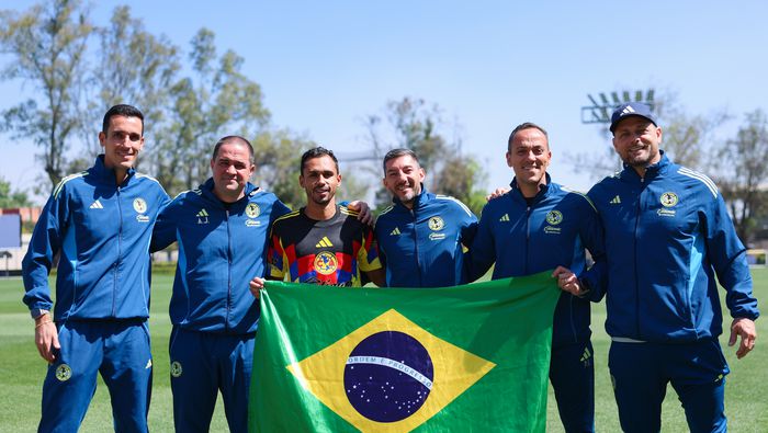 Vinicius Lima con el cuerpo técnico de América | X: @ClubAmerica