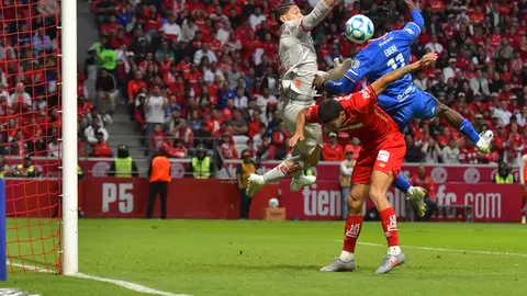 Christian Ebere en disputa del balón en el partido contra Toluca en la Jornada 5 del Clausura 2026 | IMAGO 7