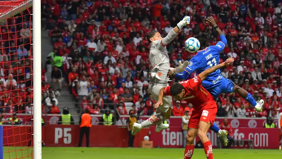 Christian Ebere en disputa del balón en el partido contra Toluca en la Jornada 5 del Clausura 2026 | IMAGO 7