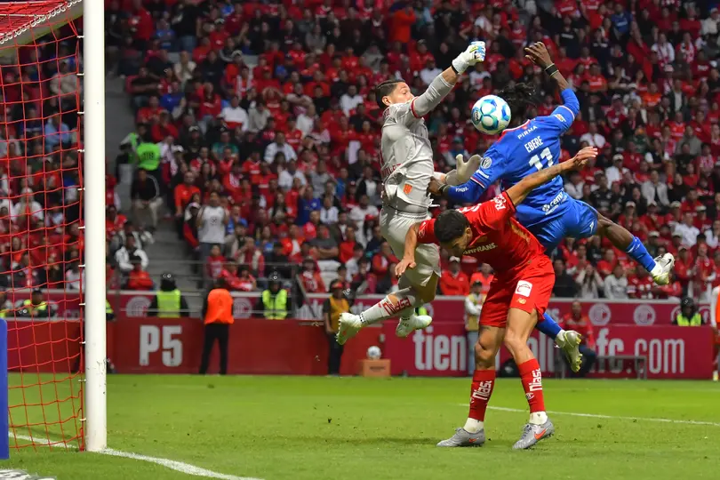 Christian Ebere en disputa del balón en el partido contra Toluca en la Jornada 5 del Clausura 2026 | IMAGO 7