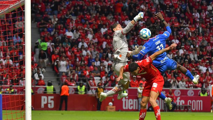 Christian Ebere en disputa del balón en el partido contra Toluca en la Jornada 5 del Clausura 2026 | IMAGO 7
