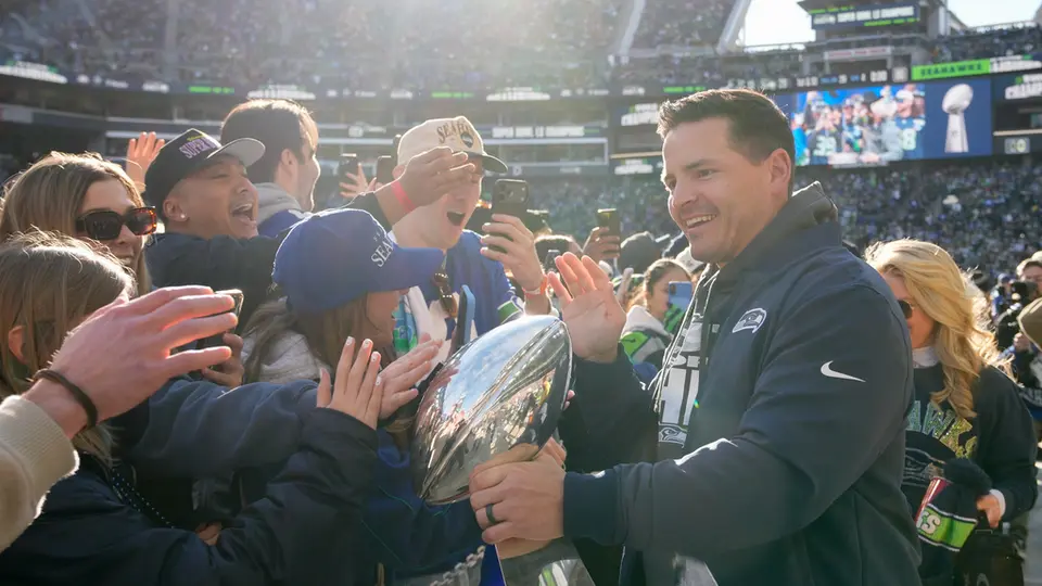 El HC Mike Macdonald permite a los aficionados acercarse al trofeo Vince LOmbardi. l AP
