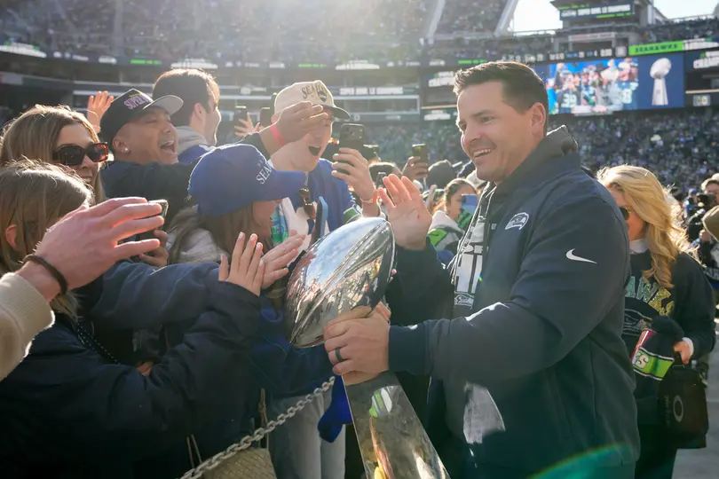 El HC Mike Macdonald permite a los aficionados acercarse al trofeo Vince LOmbardi. l AP