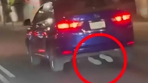 La mujer que conducía el auto manejó por dos kilómetros arrastrando al motociclista/X: @tlalnedigital