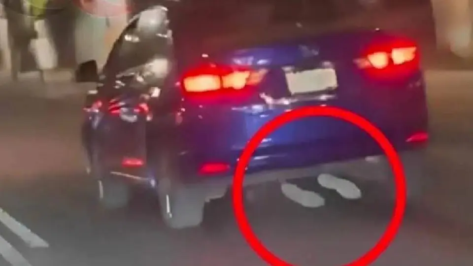 La mujer que conducía el auto manejó por dos kilómetros arrastrando al motociclista/X: @tlalnedigital