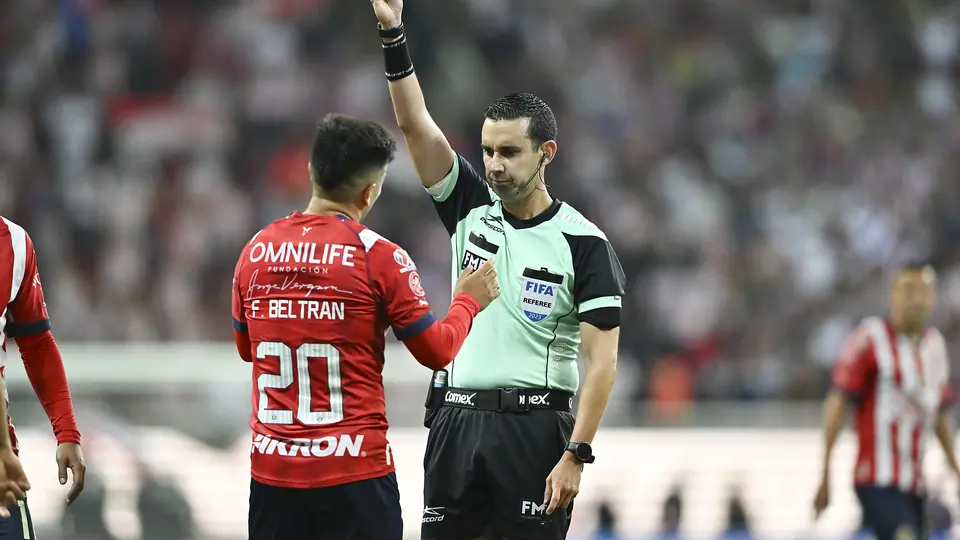 César Ramos Palazuelos amonesta a Fernando Beltrán en el Clásico Nacional del Clausura 2024 | IMAGO 7