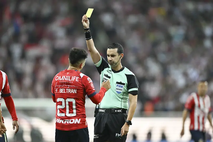 César Ramos Palazuelos amonesta a Fernando Beltrán en el Clásico Nacional del Clausura 2024 | IMAGO 7
