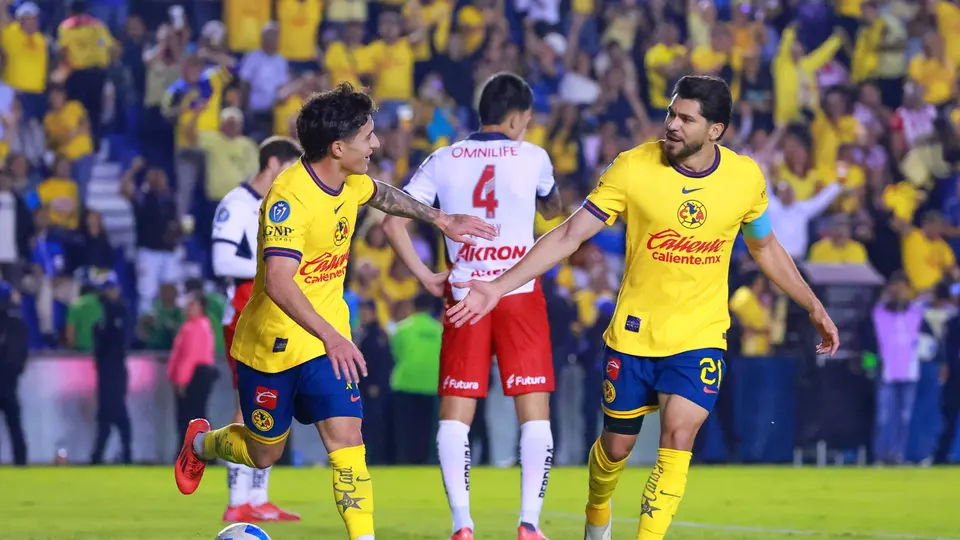 'Zende' y Henry, celebran un gol en el triunfo más reciente de América sobre Chivas I IMAGO7