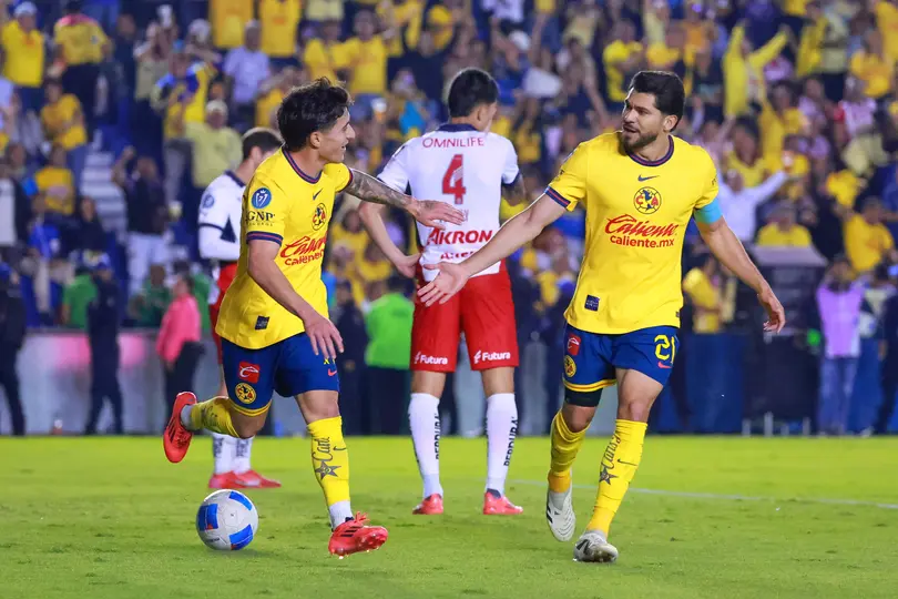 'Zende' y Henry, celebran un gol en el triunfo más reciente de América sobre Chivas I IMAGO7