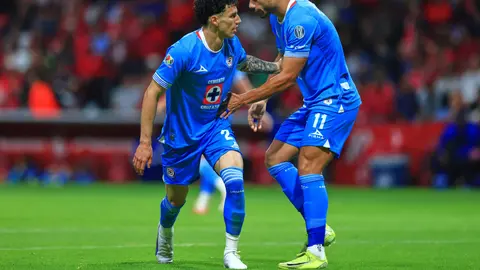Jorge Sánchez y Giorgios Giakoumakis en celebración con Cruz Azul en partido contra Toluca en el Clausura 2025 | MEXSPORT