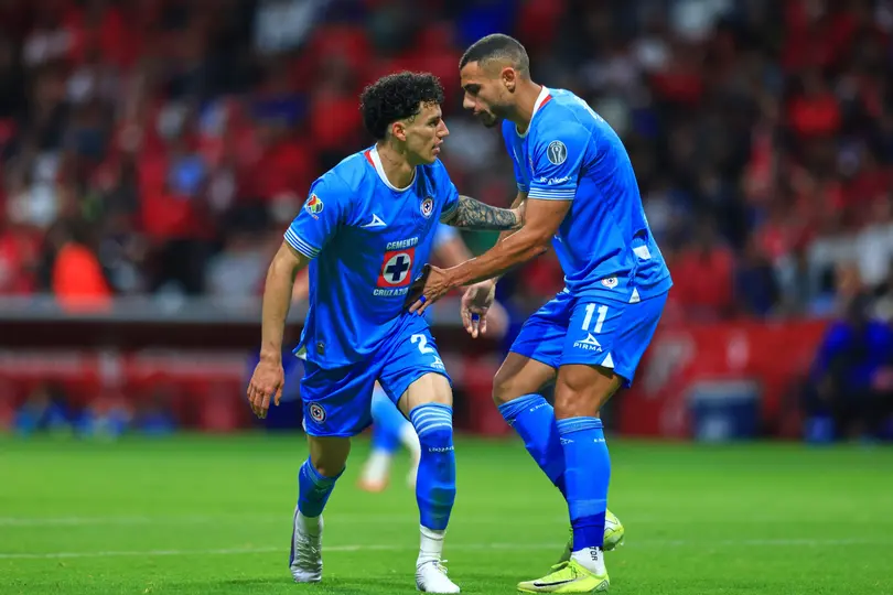 Jorge Sánchez y Giorgios Giakoumakis en celebración con Cruz Azul en partido contra Toluca en el Clausura 2025 | MEXSPORT