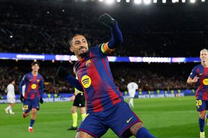Raphinha en celebración de gol con Barcelona en un partido de la Champions League | AP