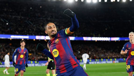 Raphinha en celebración de gol con Barcelona en un partido de la Champions League | AP