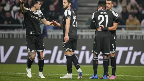 Jugadores de PAOK felicitan a Giorgios Giakoumakis por su gol | AP