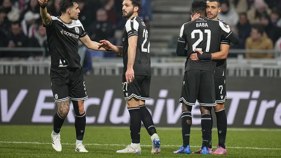Jugadores de PAOK felicitan a Giorgios Giakoumakis por su gol | AP