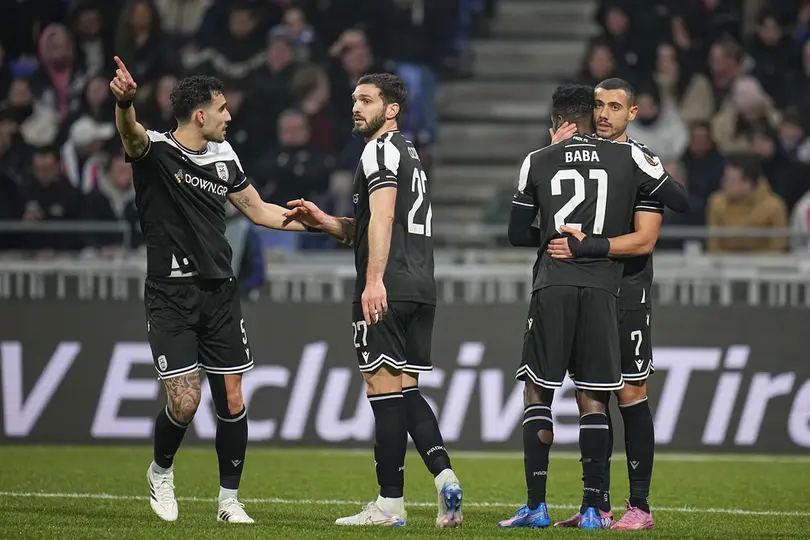 Jugadores de PAOK felicitan a Giorgios Giakoumakis por su gol | AP
