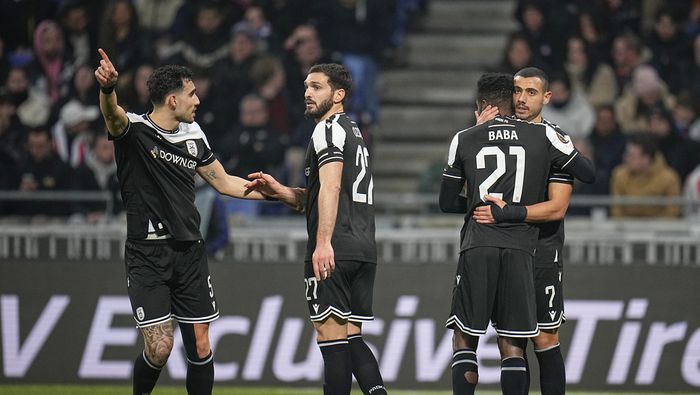 Jugadores de PAOK felicitan a Giorgios Giakoumakis por su gol | AP