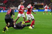 Así fue la acción de Tillman sobre Madueke que se sancionó como penal en el partido de Leverkusen contra Arsenal | AP