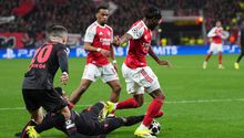 Así fue la acción de Tillman sobre Madueke que se sancionó como penal en el partido de Leverkusen contra Arsenal | AP