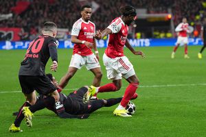 Así fue la acción de Tillman sobre Madueke que se sancionó como penal en el partido de Leverkusen contra Arsenal | AP