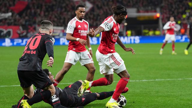 Así fue la acción de Tillman sobre Madueke que se sancionó como penal en el partido de Leverkusen contra Arsenal | AP