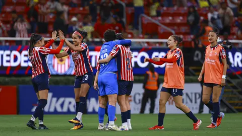 Jugadoras de Chivas celebrando la voltereta en el Clásico ante América | MEXSPORT