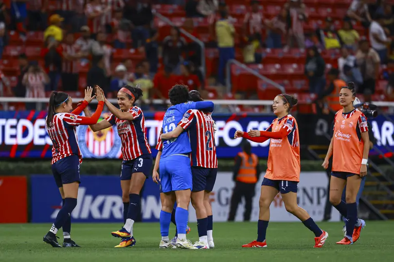 Jugadoras de Chivas celebrando la voltereta en el Clásico ante América | MEXSPORT