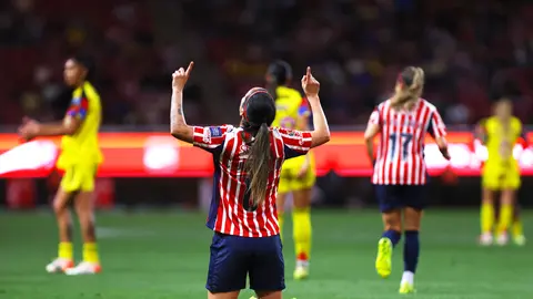 Carolina Jaramillo en celebración en el partido de Chivas contra América | IMAGO 7