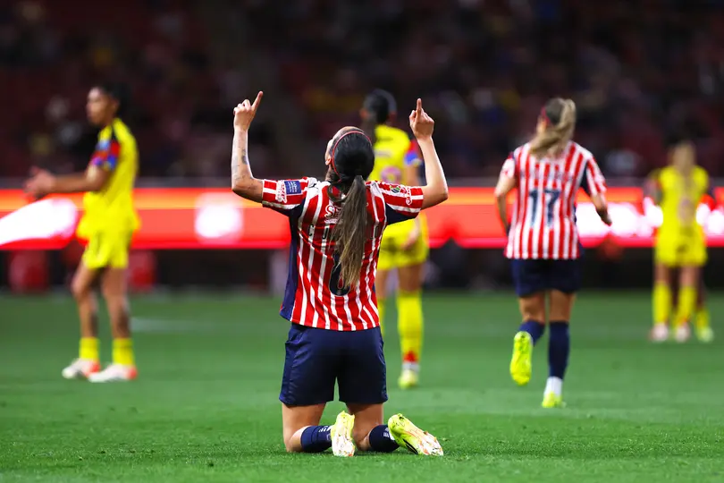 Carolina Jaramillo en celebración en el partido de Chivas contra América | IMAGO 7
