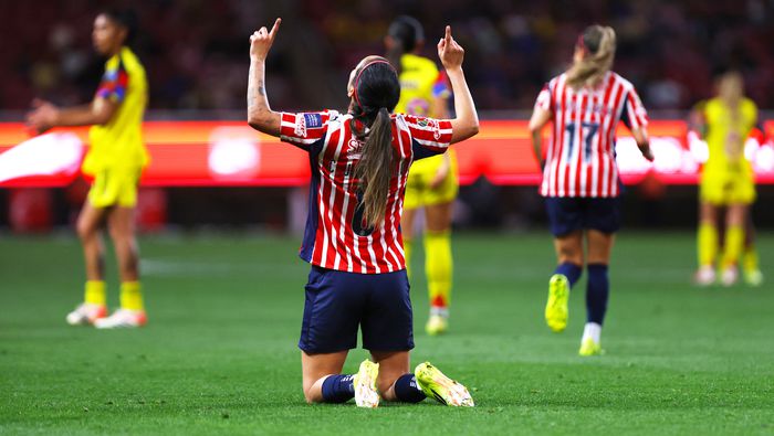 Carolina Jaramillo en celebración en el partido de Chivas contra América | IMAGO 7