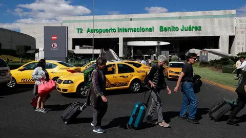 Autoridades llaman a los pasajeros a tomar sus precauciones para no perder sus vuelos / Redes Sociales