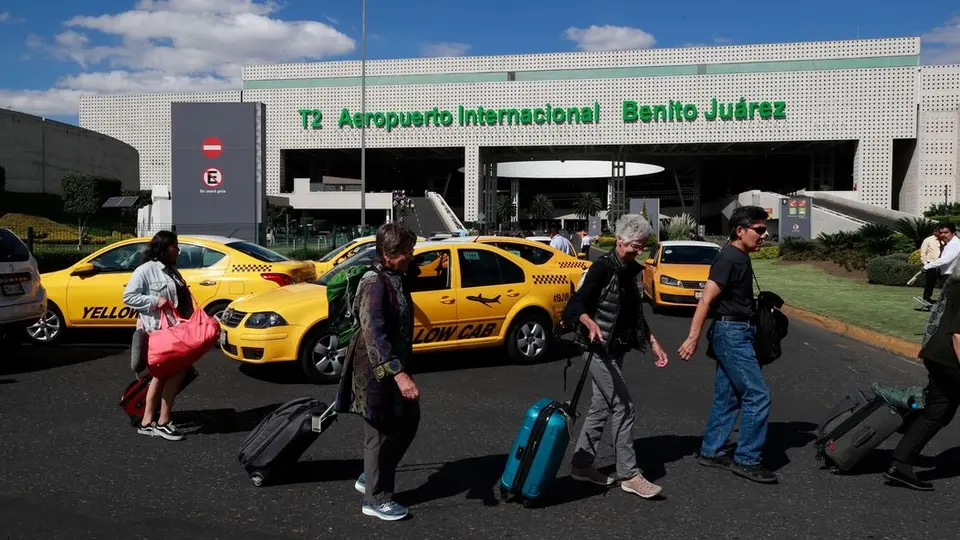 Autoridades llaman a los pasajeros a tomar sus precauciones para no perder sus vuelos / Redes Sociales