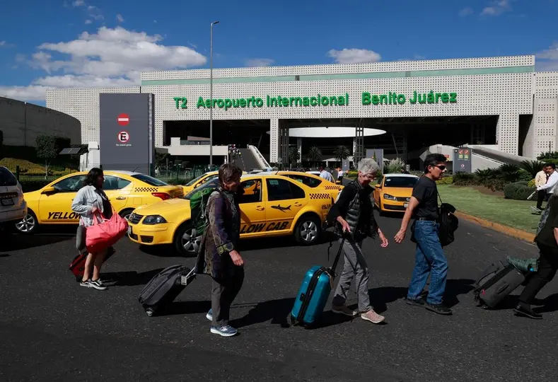 Autoridades llaman a los pasajeros a tomar sus precauciones para no perder sus vuelos / Redes Sociales
