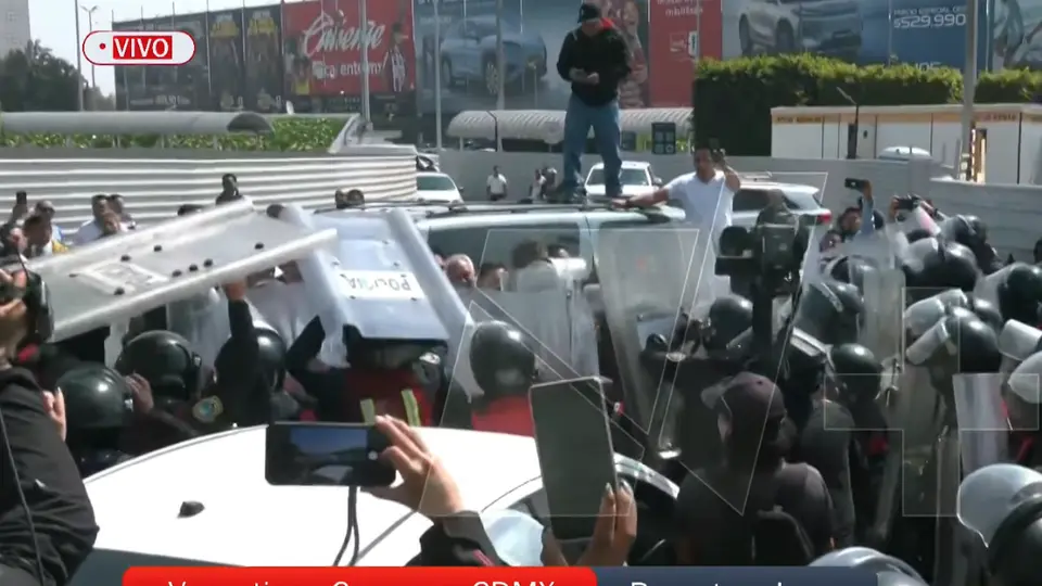 Taxistas y elementos de seguridad se enfrentaron cerca de la Terminal 2, pero los hechos no pasaron a mayores / Especial