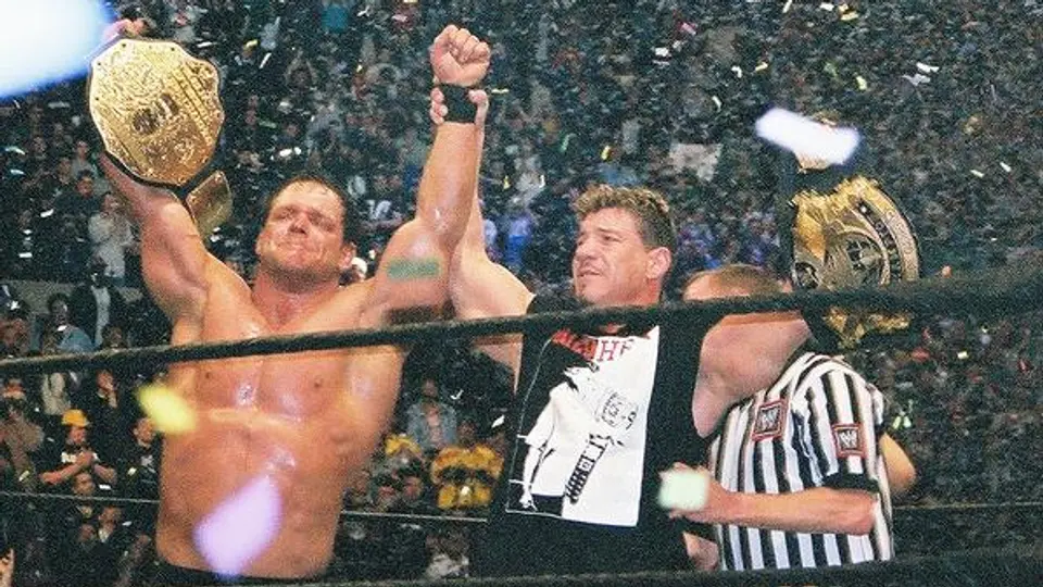 Eddie Guerrero festejando con su amigo Chris Benoit en WrestleMania XX | Captura de pantalla