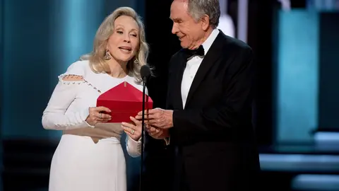 Los actores Warren Beatty y Faye Dunaway anunciaron por error a La La Land como mejor película tras recibir el sobre equivocado durante los Oscar 2017. / Grosby Group