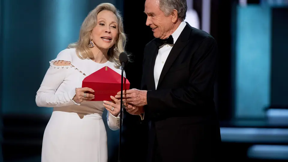 Los actores Warren Beatty y Faye Dunaway anunciaron por error a La La Land como mejor película tras recibir el sobre equivocado durante los Oscar 2017. / Grosby Group