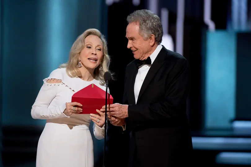 Los actores Warren Beatty y Faye Dunaway anunciaron por error a La La Land como mejor película tras recibir el sobre equivocado durante los Oscar 2017. / Grosby Group