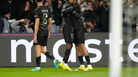 PSG celebrando el gol de Barcola l AP