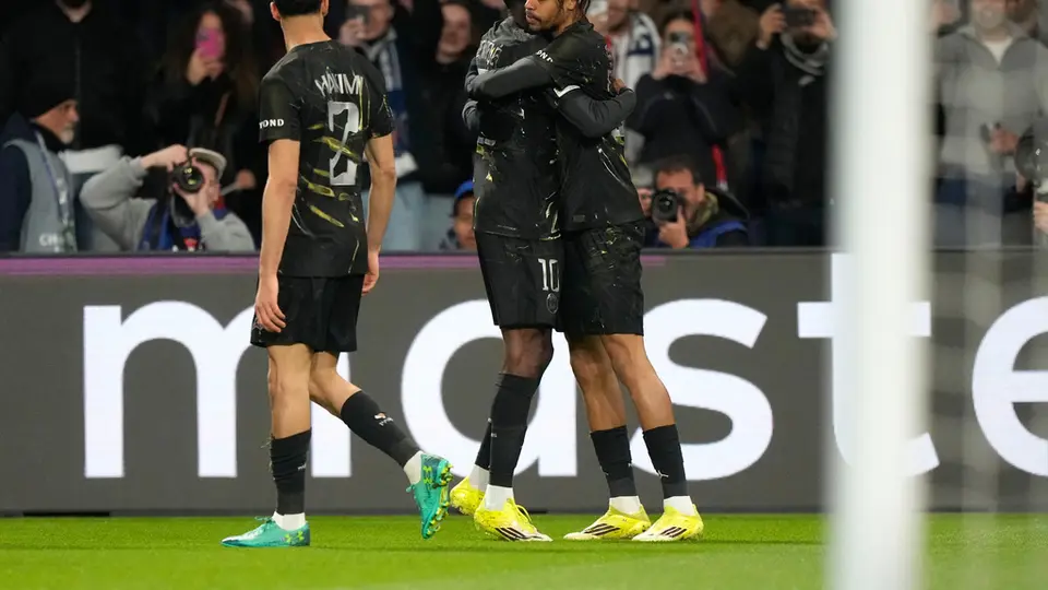 PSG celebrando el gol de Barcola l AP