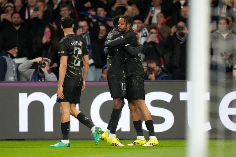 PSG celebrando el gol de Barcola l AP