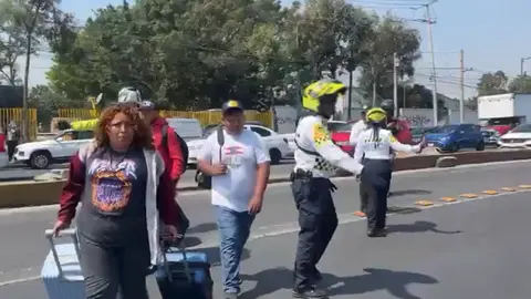 Los pasajeros tuvieron que llegar caminando debido al caos vehicular que hay en la zona del aeropuerto capitalino / Especial