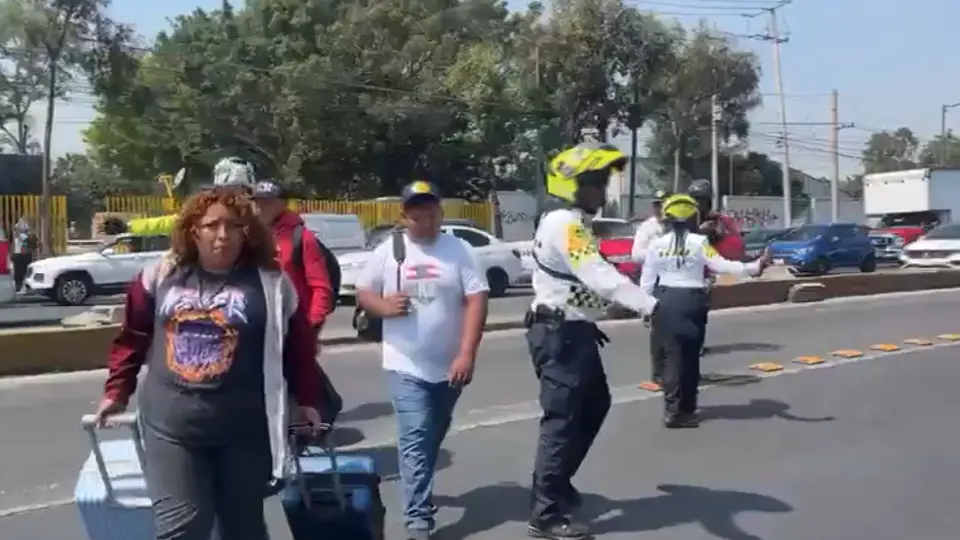 Los pasajeros tuvieron que llegar caminando debido al caos vehicular que hay en la zona del aeropuerto capitalino / Especial