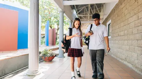 Autoridades educativas abrieron el debate sobre el uso de celulares en las aulas y su posible regulación en escuelas de México. / iStock