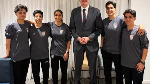 Tony Burke posa junto a jugadoras de la Selección Femenina de Irán | AP