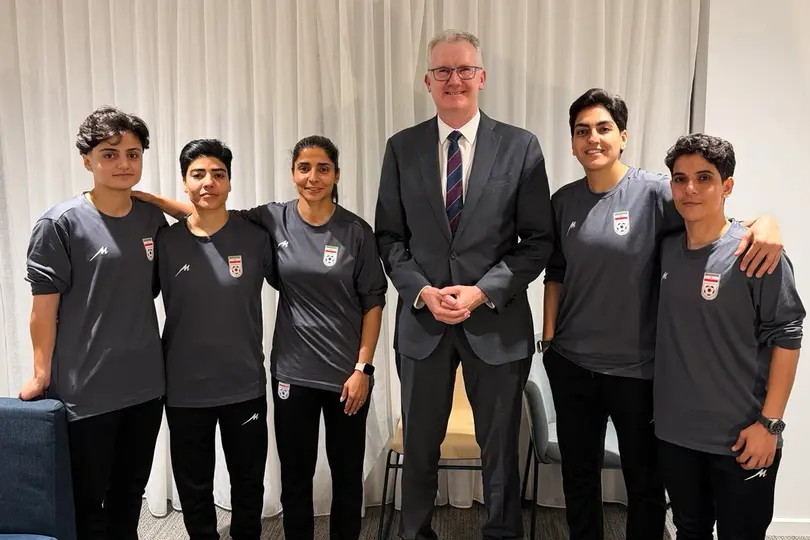 Tony Burke posa junto a jugadoras de la Selección Femenina de Irán | AP